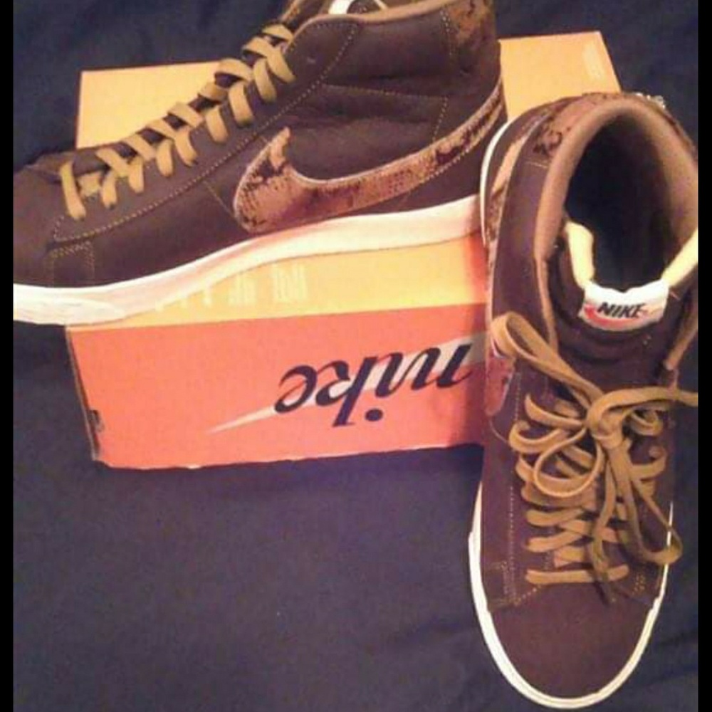 NIKE BLAZERS